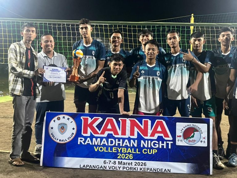 Potret Juara I Tim Surya Jaya Dongkal dalam turnamen Kaina Ramadhan Night 2026 bersama Owner ABM Pool, Nur Kholis (kiri) dan Pimpinan LPK Kaina, Teguh (kedua dari kiri). (ist)