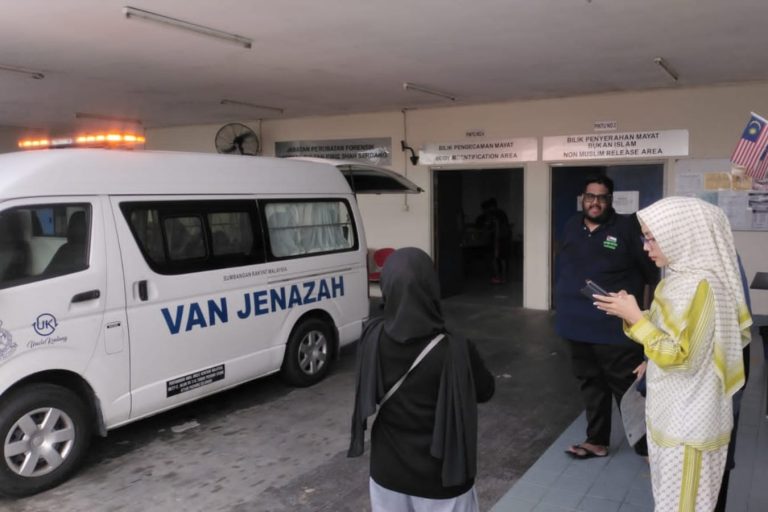 Potret sekdes Dayiah dampingi proses pengambilan jenazah TKW asal Indramayu di RS Sultan Idris Shah Malaysia. (ist)