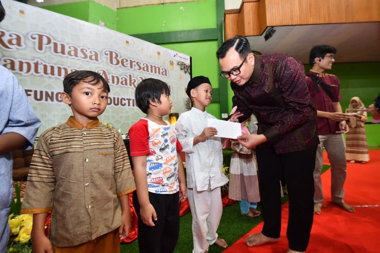 Potret Setion Head Emergency and Insurance – HSSE RU VI Balongan, Nyono Safarun saat berikan santunan kepada anak yatim. (ist)