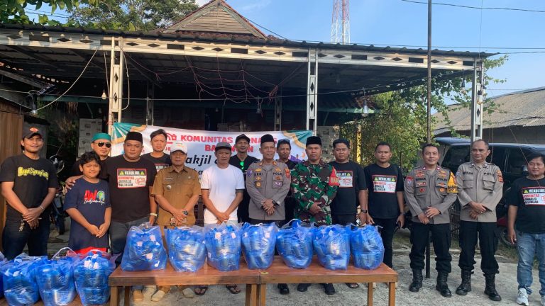 Potret Komunitas Jurnalis Balongan Indramayu bersama Forkopimcam dalam aksi berbagi 500 takjil. (ist)