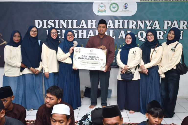 Potret PWP unit VI Balongan berikan bantuan bakti sosial kepada Ketua Rumah Yatim Abu Hurairah, Ustadz Mustafid, S.Sos. (ist)