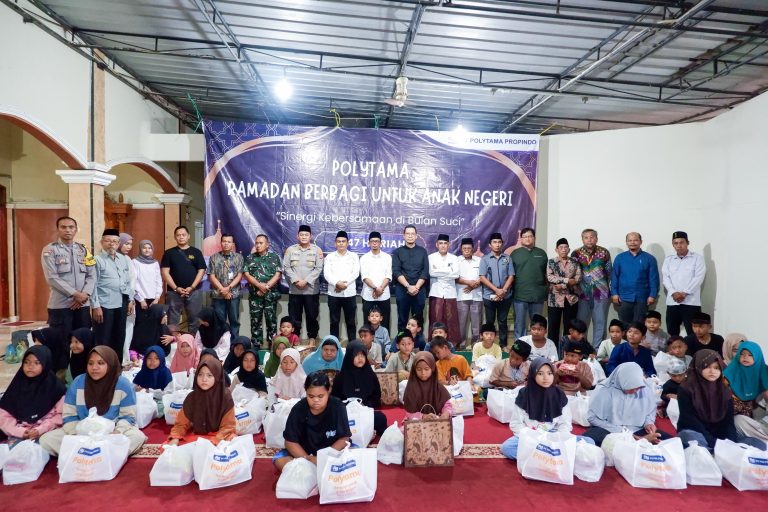 Potret Polytama bersama Forkopimcam Juntunyuat Ramadhan Berbagi Santunan Anak Yatim Piatu di Empat Desa. (ist)