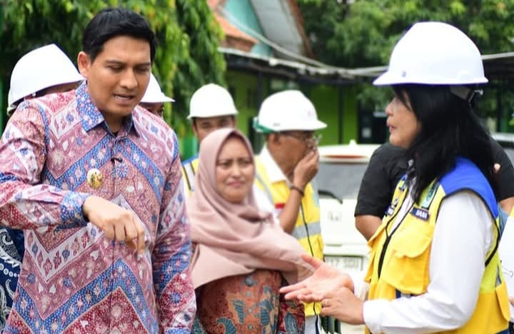 Potret Bupati Indramayu, Lucky Hakim bersama perwakilan Kementerian PUPR . (ist)
