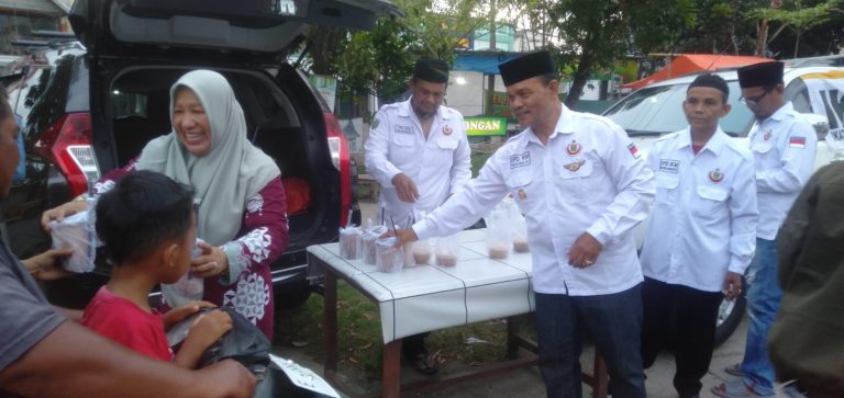 Potret Ketua DPD IKM Kabupaten Indramayu, Kompol (Purn.) H. Elfian Ali, S.H saat bagikan takjil di depan kantor DPD IKM Indramayu, jalan Gatot Subroto, Bumi Asih No.3 Indramayu. (ist)