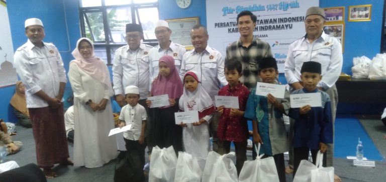 Potret Persatuan Wartawan Indonesia (PWI) Indramayu bekerja sama dengan PT Pertamina Hulu Energi (PHE) Offshore North West Java (ONWJ) serta Basnaz menggelar acara buka bersama, santunan anak yatim. (ist)