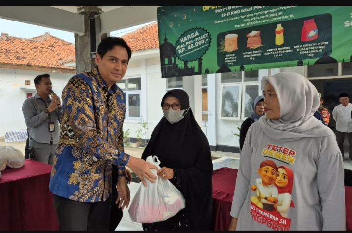 Potret Bupati Lucky Hakim saat menyerahkan bantuan pangan pada warga desa Kalensari kecamatan Widasari. (ist)