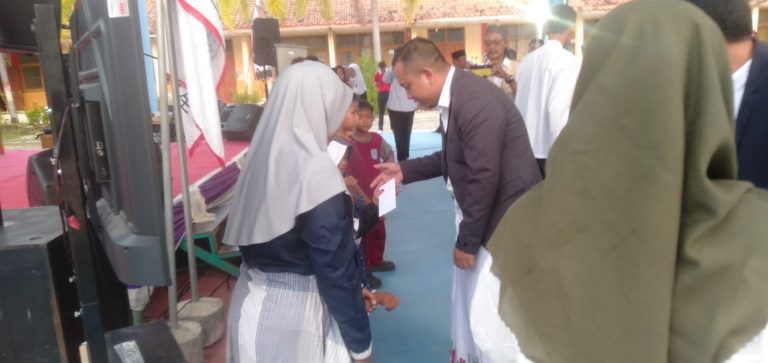 Potret Pimpinan LPK Kaina Indonesia, Teguh Adikoesoema Putra saat berikan santunan kepada anak yatim . (ist)