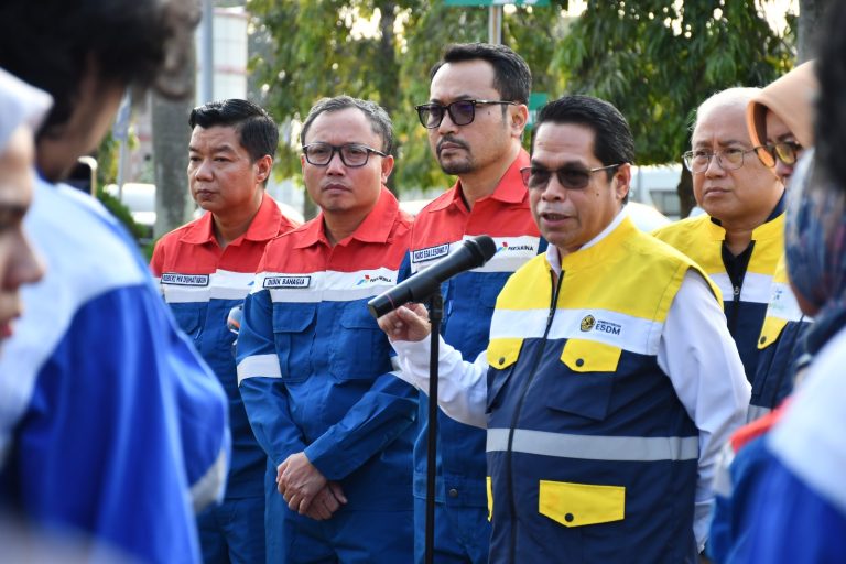 Potret Direktur Jenderal Minyak dan Gas Bumi (Dirjen Migas) Kementerian Energi dan Sumber Daya Mineral Republik Indonesia, Laode Sulaeman (rompi kuning) saat kunjungan ke Kilang Pertamina Balongan. (ist)