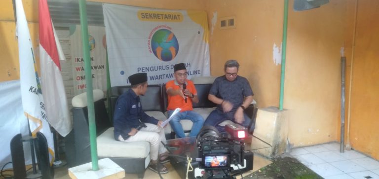 Ketua IWO Indramayu, Almak (kiri) narasumber Carkaya (tengah), H. Edi Fauzi, Anggota DPRD Indramayu (kanan). (ist)