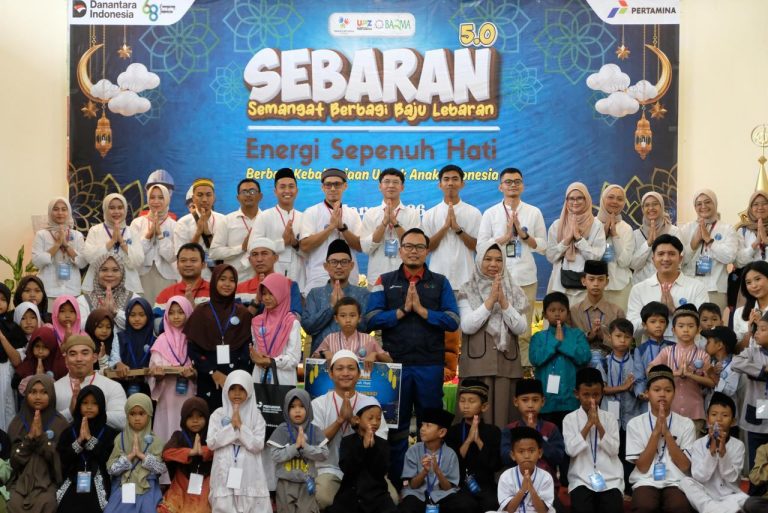 Potret Perwira Pertamina dalam program SEBARAN (Semangat Berbagi Baju Lebaran) di Mall Indramayu. (ist)