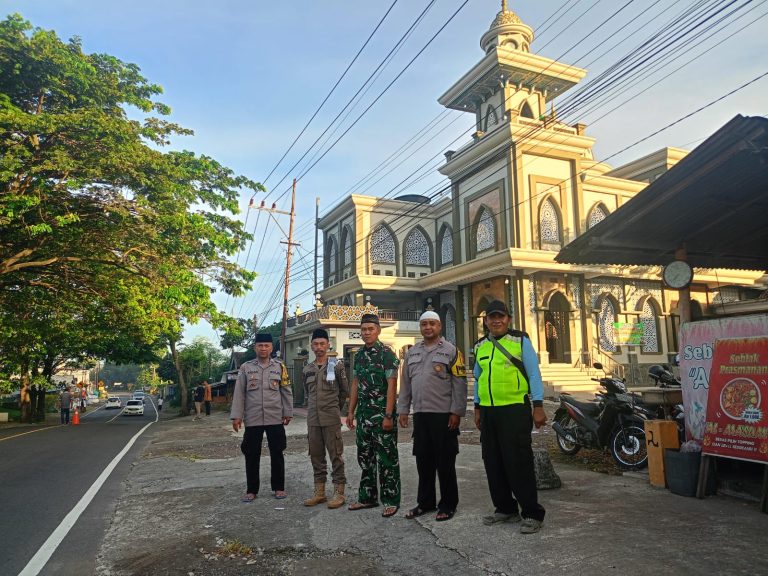 Potret Babinsa Kodim 0808/ Blitar bersinergi dengan aparat Kepolisian, pemerintah desa, serta tokoh masyarakat setempat. (ist)