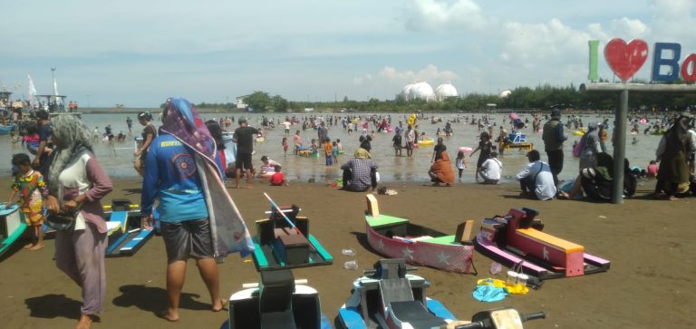 Potret Ribuan pengunjung padati Pantai wisata Balongan Indah 2. (ist)