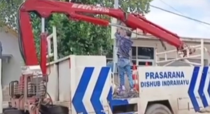 Potret Petugas teknisi Dishub Indramayu sedang perbaiki PJU di desa Sumbon Kroya. (ist)