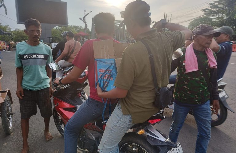 Potret rangkaian kegiatan sosial ramadhan berbagi takjil oleh Forum GEPLAK. (ist)