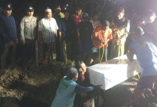 Potret proses pemakaman jenazah TKW Malaysia, Sumarni asal desa Telagasari lelea. (ist)