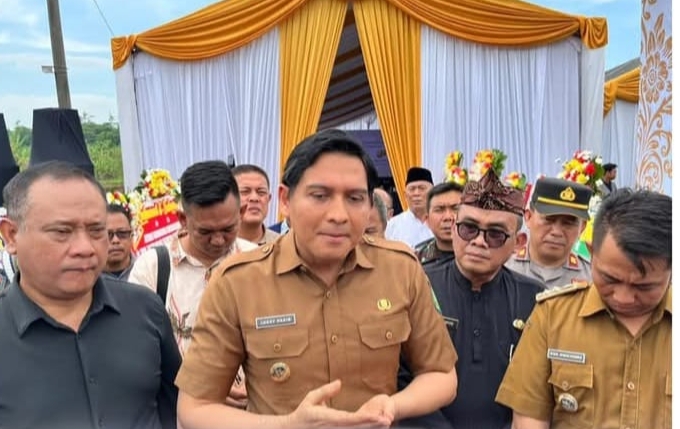 Potret Bupati Indramayu, Lucky Hakim (tengah) bersama Sekda Aep Surahman (kiri). (ist)