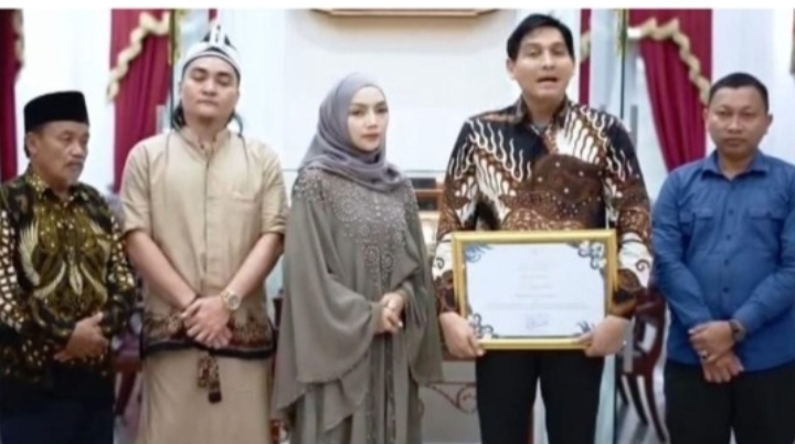 Potret sekdes Daiyah (ketiga dari kiri), Kuwu Lelea, H. Sunarta (kiri), Bupati Lucky Hakim (kedua dari kanan), Camat Lelea, Atang Suwandi (kanan). (ist)