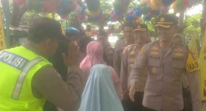 Potret Kapolres Indramayu, AKBP Mochamad Fajar Gemilang, S.I.K., M.H., M.I.K, saat tinjau lokasi pantai Balongan Indah 2. (ist)