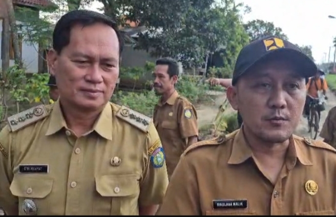 Potret Plt. Kepala Dinas PUPR Maulana Malik (kanan) bersama Camat Sliyeg Opik Hidayat (kiri). (ist)