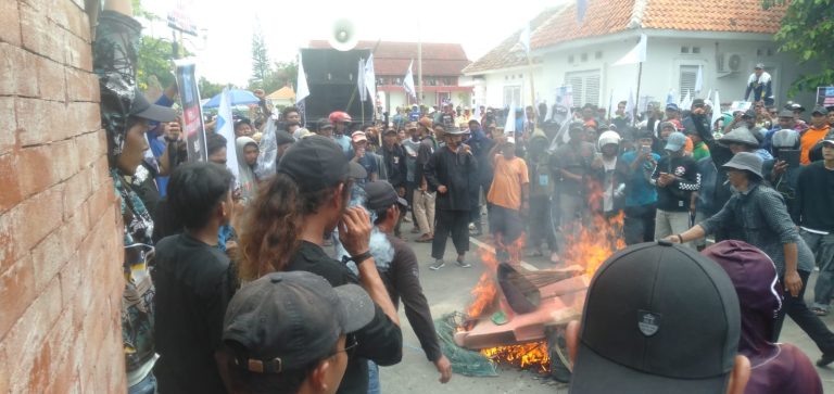 Potret Aksi unjuk rasa Koalisi Masyarakat Pesisir Indramayu (KOMPI) di Pendopo . (ist)