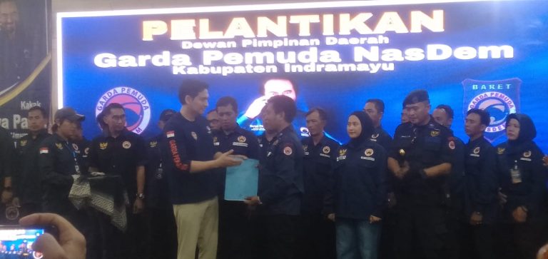 Potret Pelantikan Garda Pemuda Nasdem, Lucky Hakim, Ketua Dewan Pembina Partai Nasdem Indramayu (kiri), Ketua Garda Pemuda, Arwah Dinata (kanan). (ist)