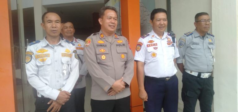 Potret Kepala Seksi Lalu Lintas (Kasilalin) Dishub Indramayu, Dedi S (kedua dari kanan) bersama Kapolsek Sindang, AKP Karbala (kedua dari kiri). (ist)