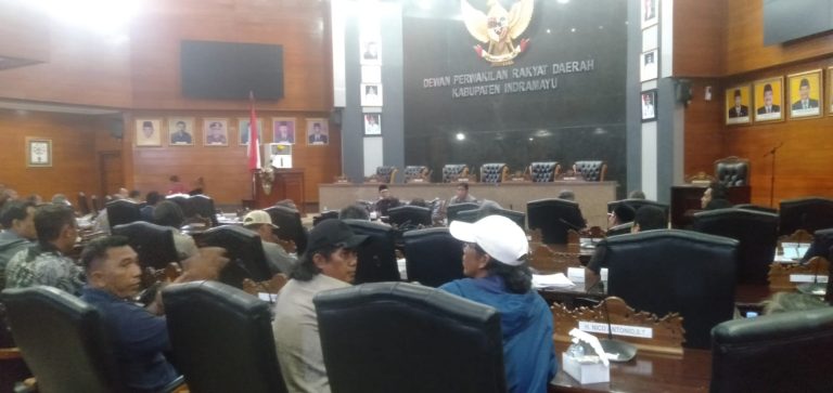 Potret Audiensi Koalisi Masyarakat Pesisir Indramayu (KOMPI) bersama DPRD tolak program revitalisasi. (ist)
