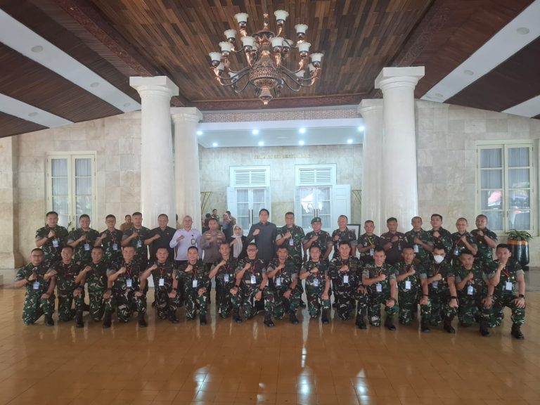Potret rombongan KKL Pasis Dikreg LKVII SESKOAD di Pendopo Indramayu. (ist)