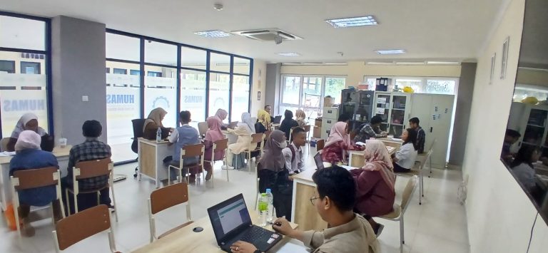 Potret pembukaan pendaftaran SNBP Polindra Mahasiswa baru membludak. (ist)