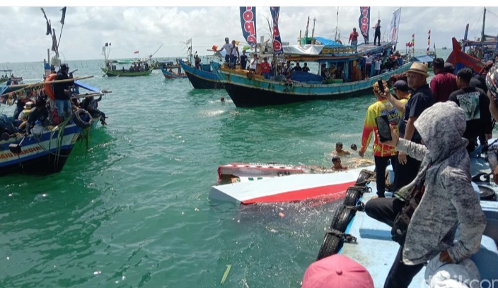 Potret suasana tradisi Nadran nelayan desa Karangsong. (ist)