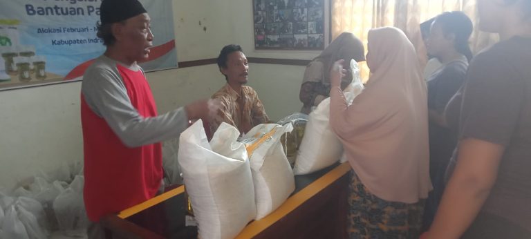 Potret suasana antrian warga saat mendapatkan bantuan pangan di Kelurahan Karangmalang. (ist)