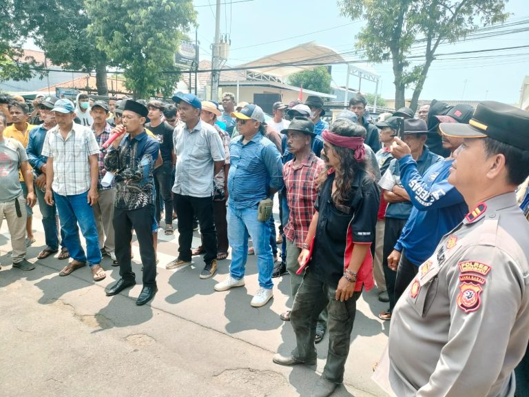 Potret aksi demo Gabungan Elemen Masyarakat Indramayu (GEMI) di Kejaksaan Negeri Indramayu (Ist).