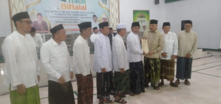 Potret penyerahan sertipikat wakaf oleh Menteri ATR/BPN, KH. Nusron Wahid, S.S., M.Si kepada pengurus PCNU Indramayu. (ist)