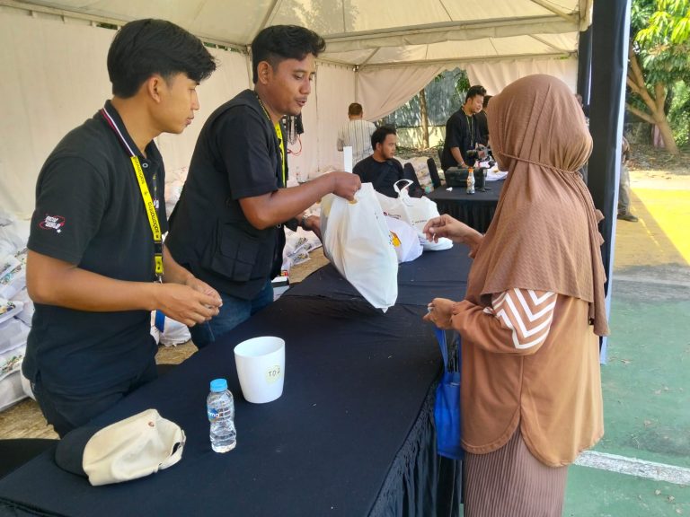 Potret salah seorang warga yang sedang membeli paket sembako di pasar murah di halaman kantor kecamatan Balongan. (ist)