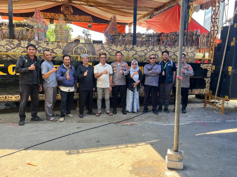 Potret Kuwu desa Sudimampir Lor, Ade Nanto bersama Kapolsek Balongan dalam Acara Mapag Sri tahun 2026. (ist)