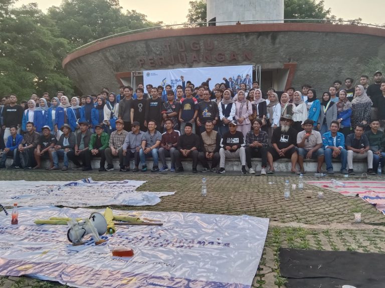 Potret momentum harlah ke-66 IKA PMII Indramayu di area Tugu Perjuangan. (ist)
