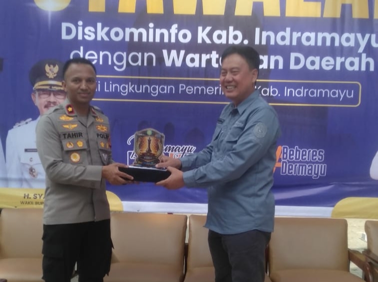 Potret Wakil Kepala Kepolisian Resor (Wakapolres) Kabupaten Indramayu Kompol Tahir Muhiddin S.E. S.I.K M.M. CPHR (kiri) bersama Kepala Dinas Kominfo Kabupaten Indramayu, H. Suwenda S.Sos. M.Si (kanan). (ist)