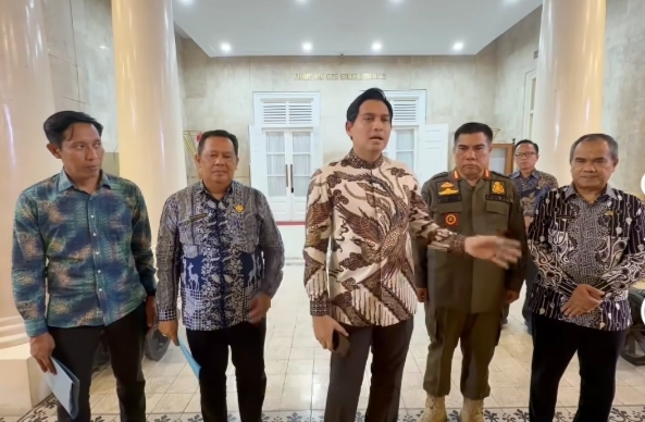 Potret Bupati Lucky Hakim berikan ultimatum kepada KOMPI saat keterangan pers di Pendopo. (ist)