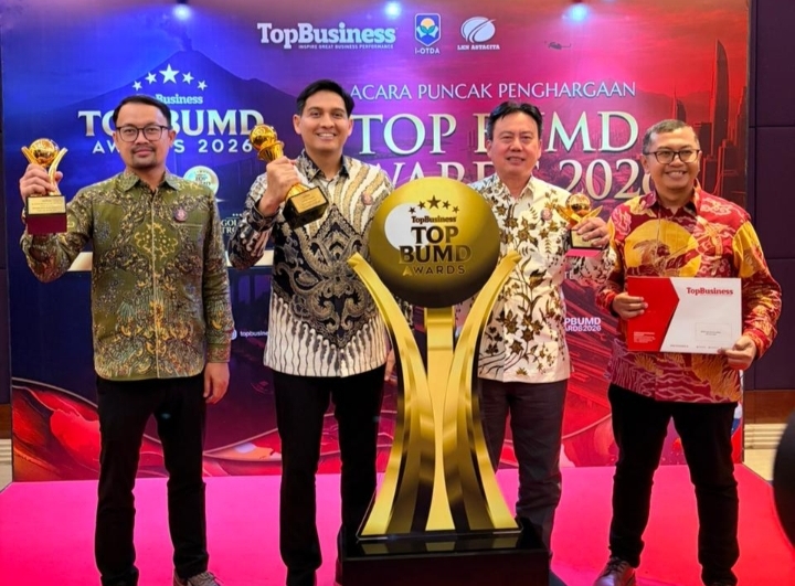 Potret Bupati Lucky Hakim (kedua kiri) dan Teddy Prayoga, Direktur Utama BIMJ (kiri). (ist)