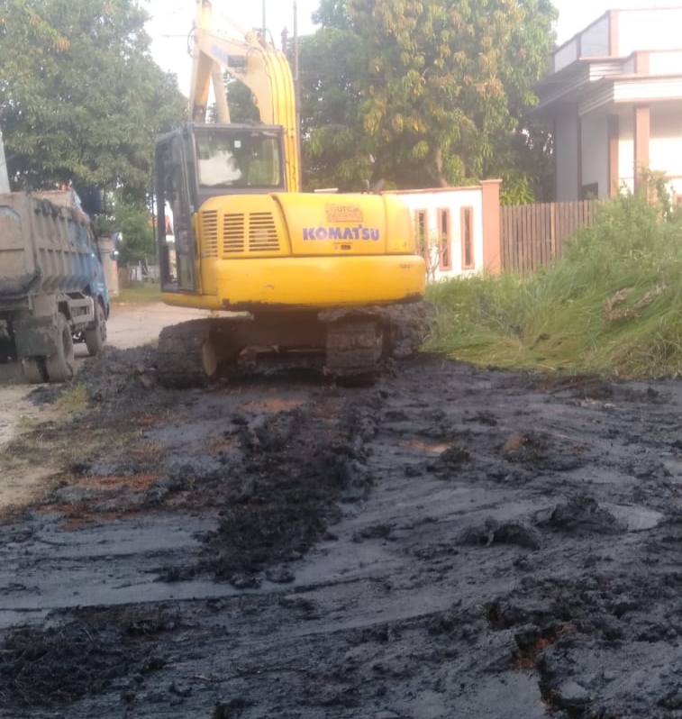 Potret alat berat sedang meratakan pembuangan limbah galian di jalan tembaga. (ist)