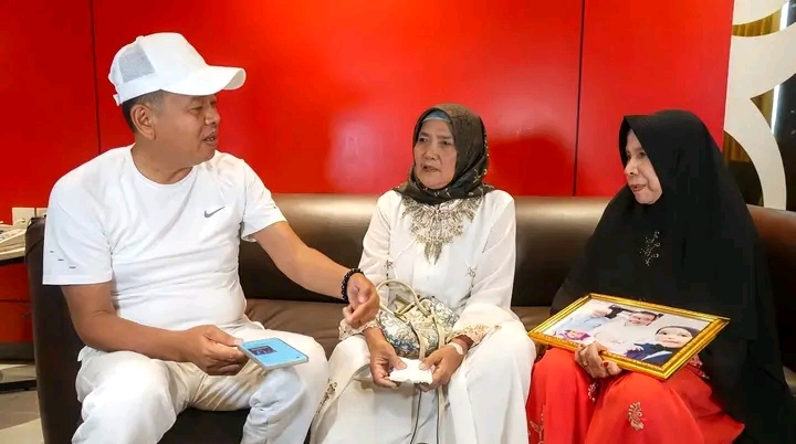 Potret KDM saat temui keluarga korban kasus paoman di kediamannya. (ist)