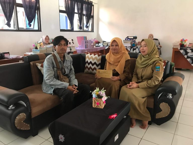 Potret perwakilan Yayasan Dangiang Galuh Padjajaran di SMPN 5 Langkaplancar. (ist)