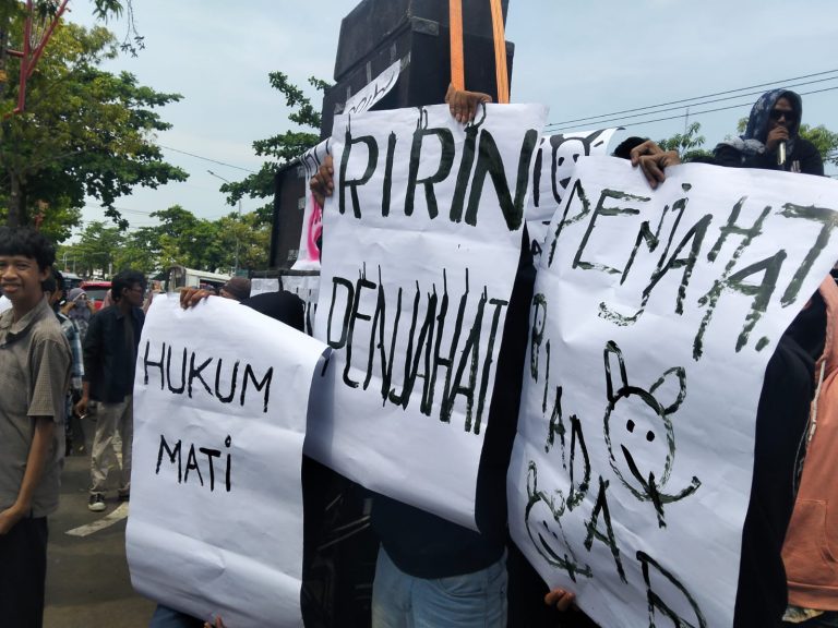 Potret massa FSI geruduk kantor PN Indramayu. (ist)