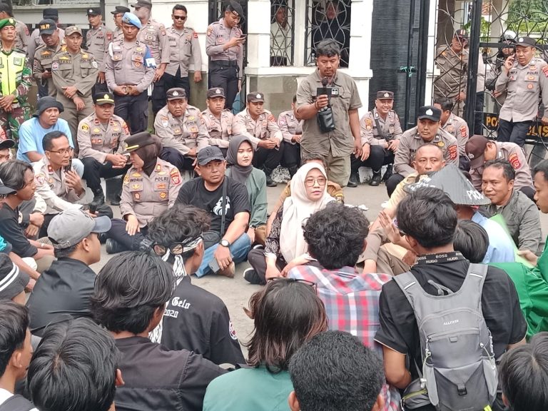 Potret Ketua DPRD Indramayu, Hj. Nurhayati saat duduk bareng bersama mahasiswa. (ist)