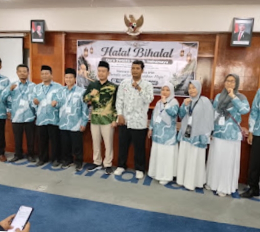 Potret Anggota DPRD Indramayu, Amroni saat foto bareng guru swasta se-Indramayu. (ist)