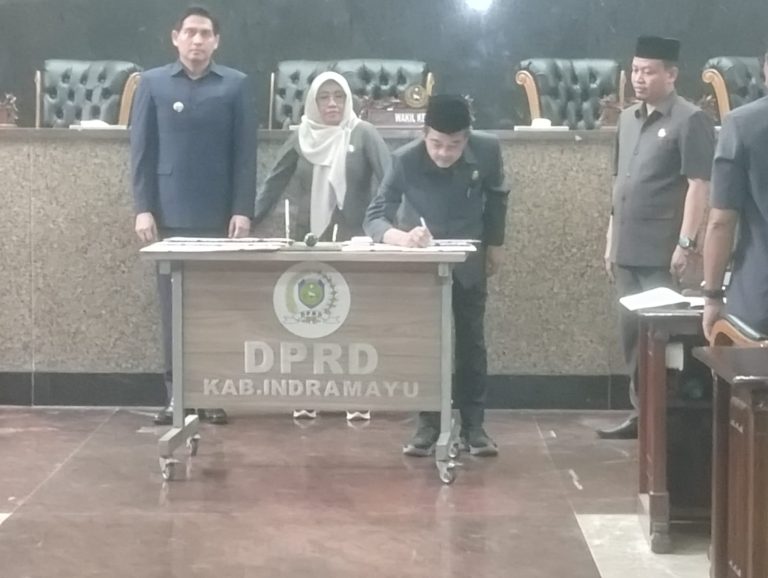 Potret penandatanganan persetujuan bersama antara pihak DPRD Kabupaten Indramayu dengan Pemerintah Daerah. (ist)