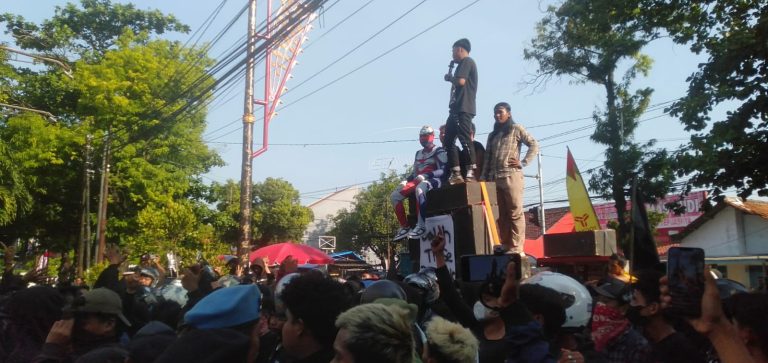 Potret aksi demo mahasiswa Topi Jerami di depan Gedung DPRD Indramayu. (ist)