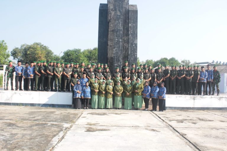 Potret Kodim 0616/Indramayu melaksanakan kegiatan ziarah rombongan di Taman Makam Pahlawan (TMP) Dharma Ayu Indramayu. (ist)