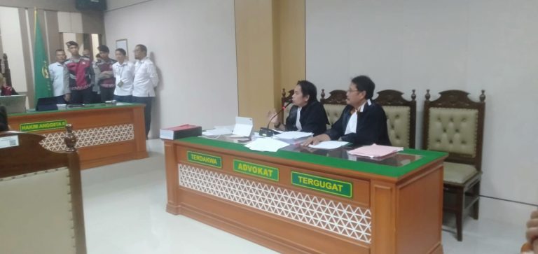 Potret sidang pembunuhan keluarga Paoman. (ist)