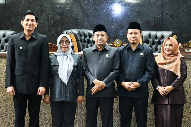 Potret Bupati Lucky Hakim bersama DPRD Indramayu. (ist)
